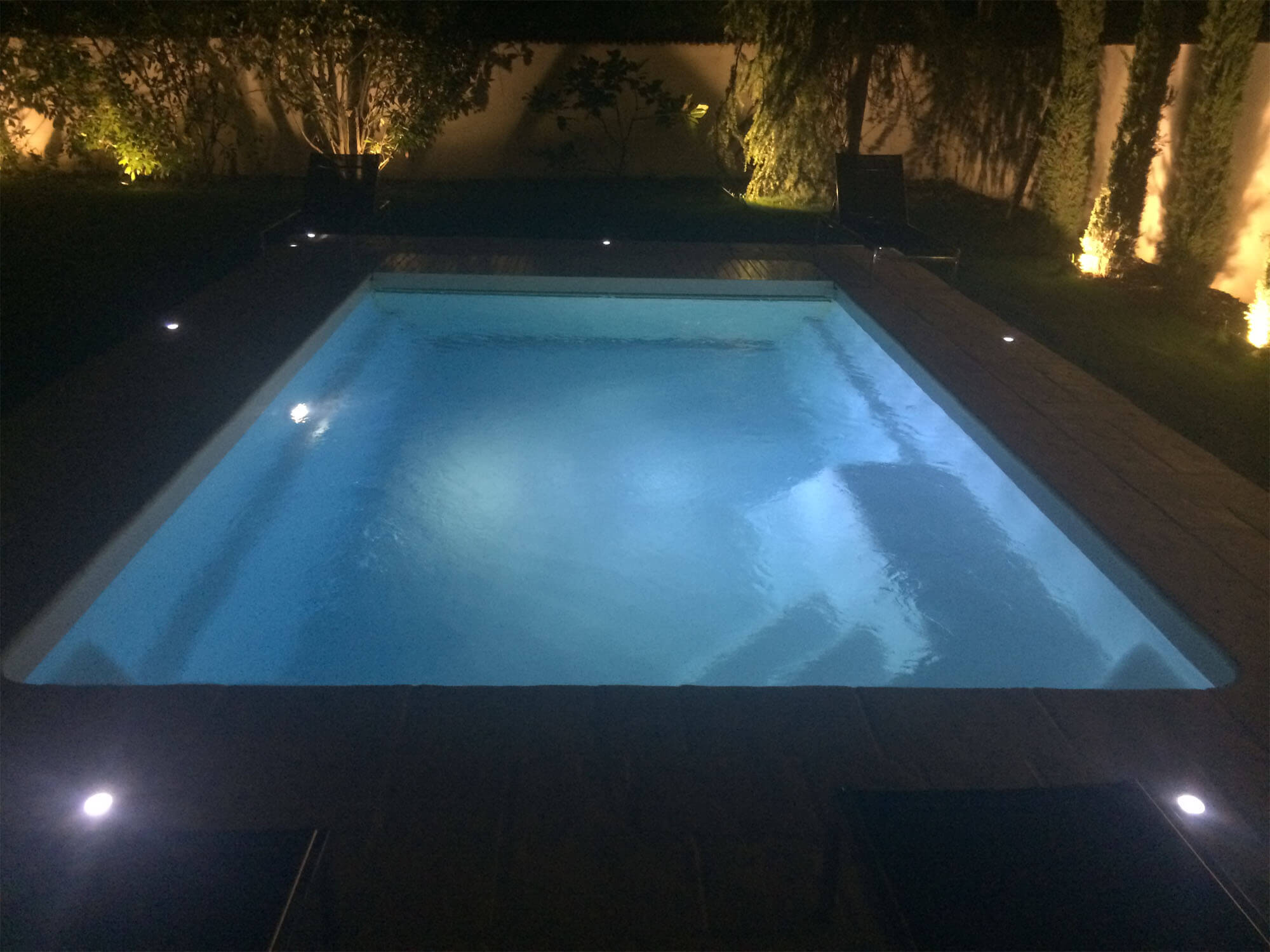 https://bella-piscines.fr/wp-content/uploads/2019/04/lumiere-piscine-led.jpg
